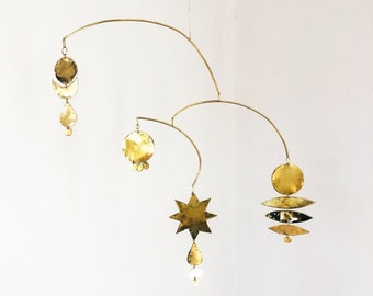 Mobile aus goldenem Messing, handgefertigte dekorative Aufhängung