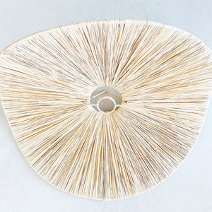 Vue de dessous - Suspension en raphia, de forme plane - abat-jour en fibres naturelles pour salon entrée chambre