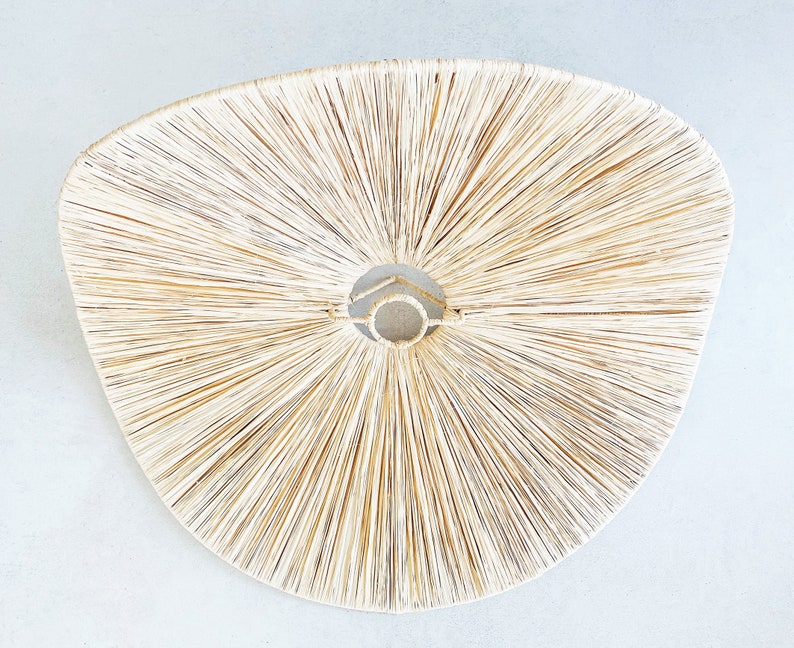 Vue de dessous - Suspension en raphia, de forme plane - abat-jour en fibres naturelles pour salon entrée chambre