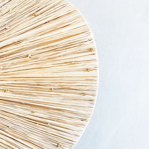 Détail - Suspension en raphia, de forme plane - abat-jour en fibres naturelles pour salon entrée chambre