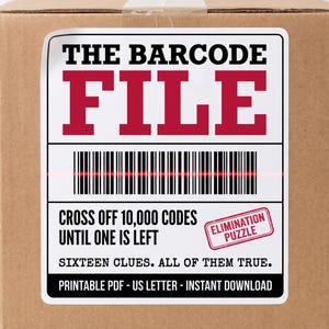 Puede incluir: Una caja de cartón marrón con una etiqueta rectangular blanca con el texto en negro y rojo THE BARCODE FILE. La etiqueta incluye un gráfico de código de barras con una línea láser roja, el texto CROSS OFF 10,000 CODES UNTIL ONE IS LEFT y ELIMINATION PUZZLE.