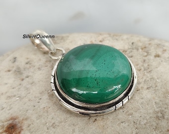 Ciondolo in malachite fatto a mano: montatura rotonda in argento sterling 925.