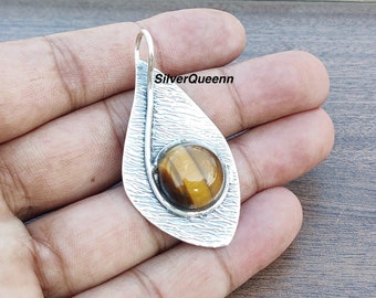 Ciondolo in argento sterling con occhio di tigre: incastonatura a castone, pietra preziosa rotonda