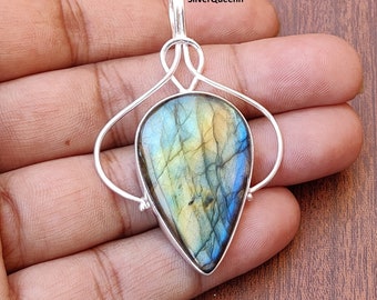 Collana con pendente a forma di pera in labradorite in argento sterling.
