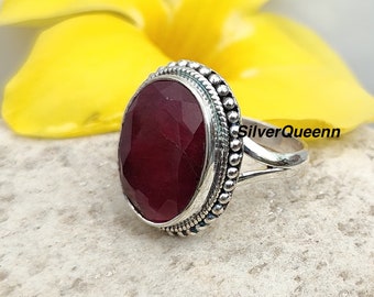 Anello con rubino taglio ovale: fascia in argento sterling 925 massiccio.