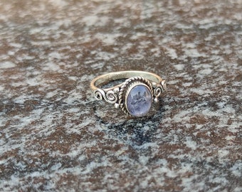 Anello ovale in tanzanite e argento sterling - Fede di design realizzata a mano