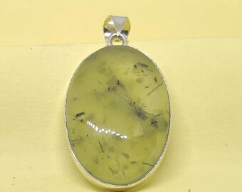 Colgante de prehnita: gema ovalada verde, collar de plata de ley, joyería hecha a mano.