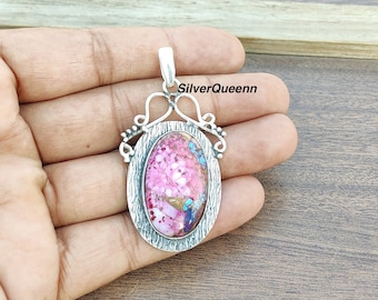 Ciondolo in turchese color rame rosa: montatura ovale in argento sterling.