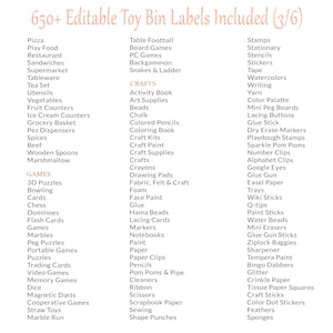 Pu&ograve; includere: Un elenco di oltre 650 etichette modificabili per contenitori di giocattoli, tra cui categorie come artigianato, giochi e cibo. Le etichette sono in un carattere sans-serif e sono organizzate in colonne per una facile consultazione.