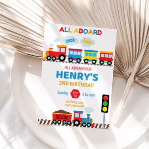 Könnte beinhalten: Eine farbenfrohe Zug-Geburtstagseinladung mit dem Text "All Aboard for Henry's 2nd Birthday". Die Einladung zeigt einen roten, gelben und blauen Zug mit den Worten "Choo Choo" darüber. Die Einladung enthält auch ein Stoppschild mit dem Datum "Jun 14" und der Uhrzeit "2 to 4pm".