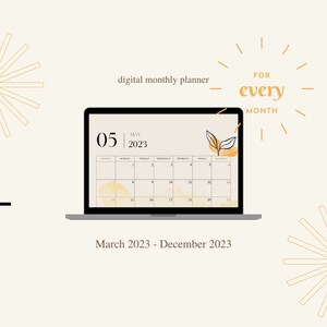 Peut inclure: Un écran d'ordinateur portable affichant un agenda mensuel numérique pour mai 2023. L'agenda présente un fond beige avec un design aquarelle et une esthétique minimaliste. Le texte "FOR every MONTH" est affiché dans le coin supérieur droit de l'écran.