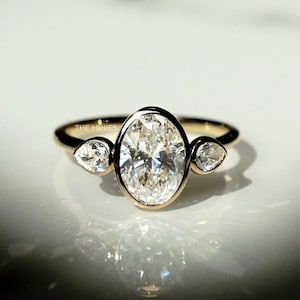 3.20 Karat Dreistein Diamantring / Moissanit Verlobungsring / Diamant im Birnenschliff / Lünette Set Gelbgold Ring / Jubiläumsgeschenk