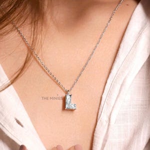 Collar con colgante de diamante cultivado en laboratorio en forma de L: diamante solitario de talla L en cadena de 18", joyería de lujo para ella: collar de regalo de diamantes atemporal
