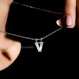 Collar con colgante de diamante cultivado en laboratorio en forma de V: diamante solitario de talla V en cadena de 18", joyería de lujo para ella: collar con nombre de diamante atemporal