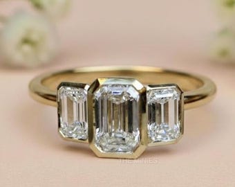 Anillo de compromiso de tres piedras de 3,00 quilates / Anillo de moissanita con diamante de talla esmeralda / Anillo de bodas con bisel / Anillo de oro amarillo de 14 quilates / Anillo para mujer