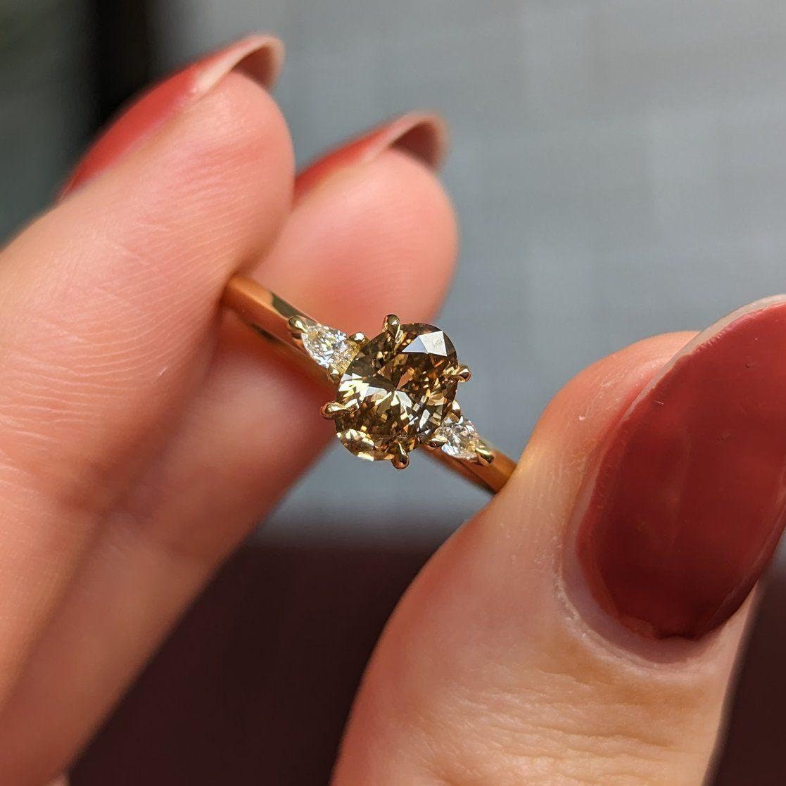 1.75 Karat Champagner Moissanite Ring / Moissanite Verlobungsring / Oval Cut Moissanite Verlobungsring / Ehering mit drei Steinen / 18K Gelbgold Jubiläumsgeschenk Ring