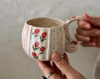 Bonita taza de café de cerámica con estampado floral rojo minimalista, taza de té rústica pintada a mano, idea de regalo de cumpleaños