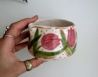 Tazón de matcha con flores rosas, cerámica artesanal, ilustración floral en cerámica, taza rústica, regalo para amantes del matcha.