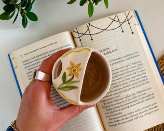 Taza de viaje de cerámica amarilla con estampado floral pintada a mano: Taza estilo cottagecore sin asa