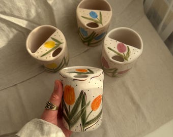 Taza de viaje de cerámica con ilustración personalizada de tulipanes – Vaso estilo cottagecore sin asa