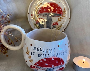 Handgeschilderde rustieke keramische mok, handgemaakte paddenstoelenbeker, warme chocolademelk en koffiekop, grillige kunststijl