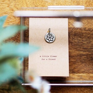 "Eine kleine Blume für einen ""Friend"" Charm."