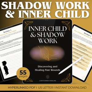 Könnte beinhalten: Ein digitaler Download für ein 55-seitiges Arbeitsbuch mit dem Titel "Inneres Kind & Schattenarbeit: Entdeckung und Heilung vergangener Wunden". Das Cover zeigt eine Schwarzweißillustration von zwei Händen, die sich halten, mit einem rosa und violetten Schimmer. Der Text "Inneres Kind & Schattenarbeit" ist in großen weißen Buchstaben, und der Text "Entdeckung und Heilung vergangener Wunden" ist in kleineren weißen Buchstaben.