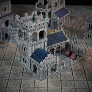 Peut inclure: Un modèle de château miniature avec une texture semblable à de la pierre, comprenant une haute tour, des fenêtres cintrées et un toit en tuiles bleues. Le modèle comprend un mur d'enceinte avec deux cibles rouges. Le château est conçu pour les jeux de table.