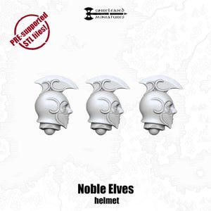 Op de afbeelding: Drie witte, gestileerde helmen met een gezichtsprofiel, ontworpen voor Noble Elves. Elke helm heeft een decoratieve kam en een gezichtsbescherming. De afbeelding bevat de tekst "Noble Elves helmet" en het logo "UNRELEASED MINIATURES".