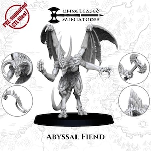 Puede incluir: Una figura en miniatura gris de Abyssal Fiend con grandes alas, cuernos y una cola, de pie sobre una base negra. La figura está rodeada de piezas de componentes más pequeñas. El texto "UNRELEASED MINIATURES" y "ABYSSAL FIEND" son visibles.