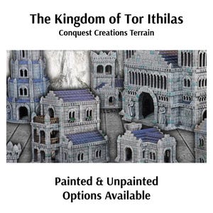 Peut inclure: Image d'un ensemble de terrain de château fantastique miniature. Les bâtiments sont construits en pierre grise avec des toits bleu-violet. Le texte indique "The Kingdom of Tor Ithilas" et "Conquest Creations Terrain".