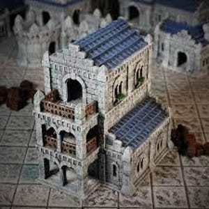 Peut inclure: Un château miniature en pierre avec un toit en tuiles bleues et un balcon. Le château présente des fenêtres cintrées et une façade détaillée. Le modèle est conçu pour les jeux de table ou l'exposition.