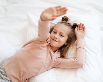 Pijama infantil confeccionado en algodón orgánico y elastano, colores neutros, ¡combina libremente!