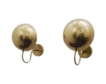 Aplique de pared Sputnik de medio brazo redondo, hecho a mano, de estilo moderno de mediados de siglo, de latón crudo y acabado pulido