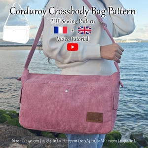 Könnte beinhalten: Eine rosa Cord-Umhängetasche mit einem langen, verstellbaren Riemen. Die Tasche hat eine rechteckige Form mit einer Klappentasche auf der Vorderseite. Das Bild enthält den Text "Corduroy Crossbody Bag Pattern" und "PDF Sewing Pattern". Die Tasche ist 40 cm lang, 27 cm hoch und 12 cm breit.