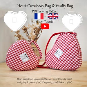 Può includere: Due borse a forma di cuore con un motivo a quadri rossi e bianchi. Una è una borsa a tracolla con un cinturino rosso, l'altra è una pochette. Il testo "Heart Crossbody Bag & Vanity Bag" e le misure sono incluse.