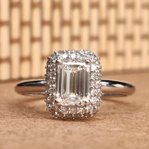 Anillo de compromiso de diamante esmeralda de halo de racimo único, anillo de boda mínimo de oro blanco sólido, anillo de promesa de solitario de diamante cultivado en laboratorio antiguo