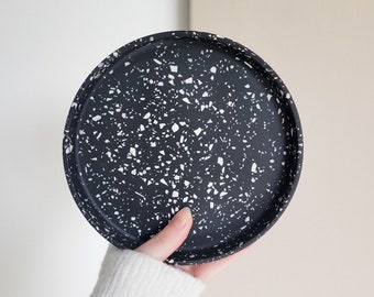 Plateau rond Terrazzo Jesmonite Résine Noir Crème | Cadeau Déco Femme I Vide poche bijoux |Support bougies | Artisanat Fait Main