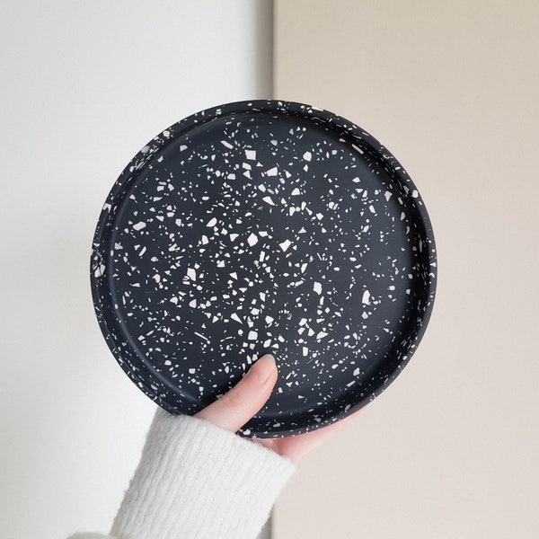 Plateau rond Terrazzo Jesmonite Résine Noir Crème | Cadeau Déco Femme I Vide poche bijoux |Support bougies | Artisanat Fait Main