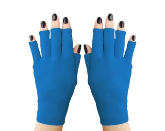 Puede incluir: Un par de guantes sin dedos de color azul brillante. Los guantes están hechos de un material suave y elástico y cubren la mano hasta los nudillos, dejando los dedos expuestos. Los guantes están diseñados para proporcionar calidez y comodidad al tiempo que permiten la destreza.
