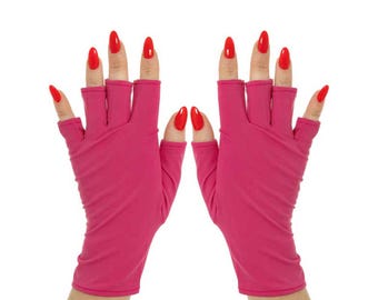 Puede incluir: Un par de guantes sin dedos de color rosa brillante. Los guantes están hechos de un material suave y elástico y cubren la mano hasta los nudillos, con aberturas para los dedos. El fondo es blanco liso.
