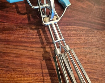 Fantastic vintage mixer/ egg beater. Fully functioning retro kitchen tool