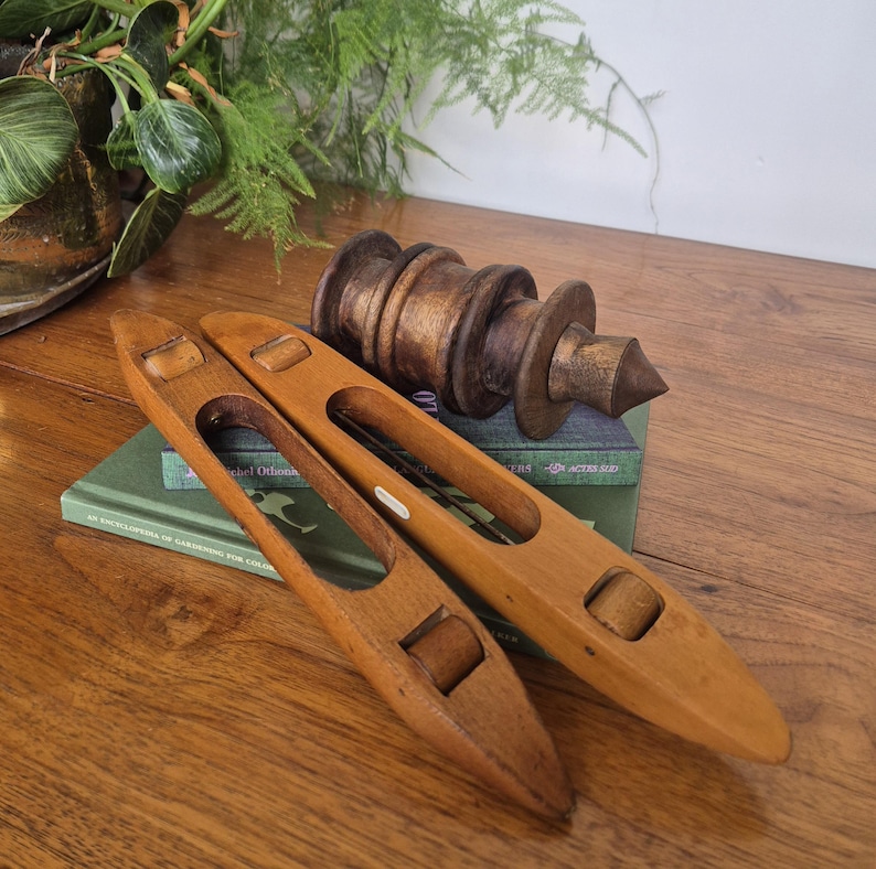 Vintage pair of solid wooden loom shuttles and 3 wooden bobbins/spools on holder- lovely aged colour and patina. For sale separately image 1