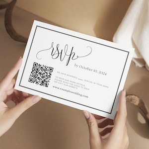 Puede incluir: Una tarjeta RSVP blanca con un borde negro y un código QR en blanco y negro. El texto en la tarjeta dice "RSVP antes del 10 de octubre de 2024. Hemos reservado ____ asiento(s) a su nombre. Para RSVP y más detalles, escanee el código para RSVP o visite nuestro sitio web: www.examplewedding.com"
