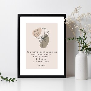 Może przedstawiać: Drukowana grafika z minimalistycznym wzorem kwiatowym w odcieniach brązu i różu. Grafika zawiera cytat z powieści „Duma i uprzedzenie” Jane Austen: „Zakochanie mnie w sobie, ciałem i duszą. I kocham. Kocham. Kocham cię. Pan Darcy."