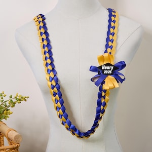 Collier de remise des diplômes 2025 avec nom, ruban de satin tressé personnalisé, Lei cadeau de nuit pour personnes âgées, Lei personnalisé pour l'obtention du diplôme, cadeau de remise des diplômes pour elle
