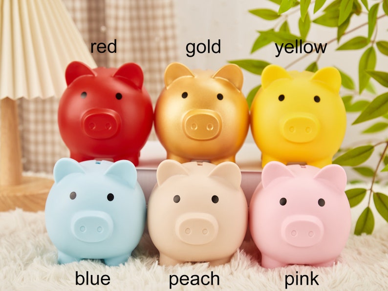 Pu&ograve; includere: Sei salvadanai di diversi colori: rosso, oro, giallo, blu, pesca e rosa. Ogni salvadanaio ha una fessura nella parte superiore per le monete.