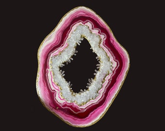 Könnte beinhalten: Eine rosa und weiße Achat-Geode mit goldenem Rand und einem mit Kristallen gefüllten Zentrum. Die Geode ist ein Naturstein mit einem einzigartigen und wunderschönen Muster.