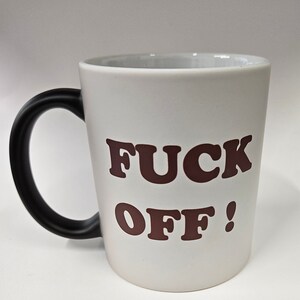 Caneca "FUCK OFF" que muda de cor - Preta quando fria, branca (com texto) quando quente.