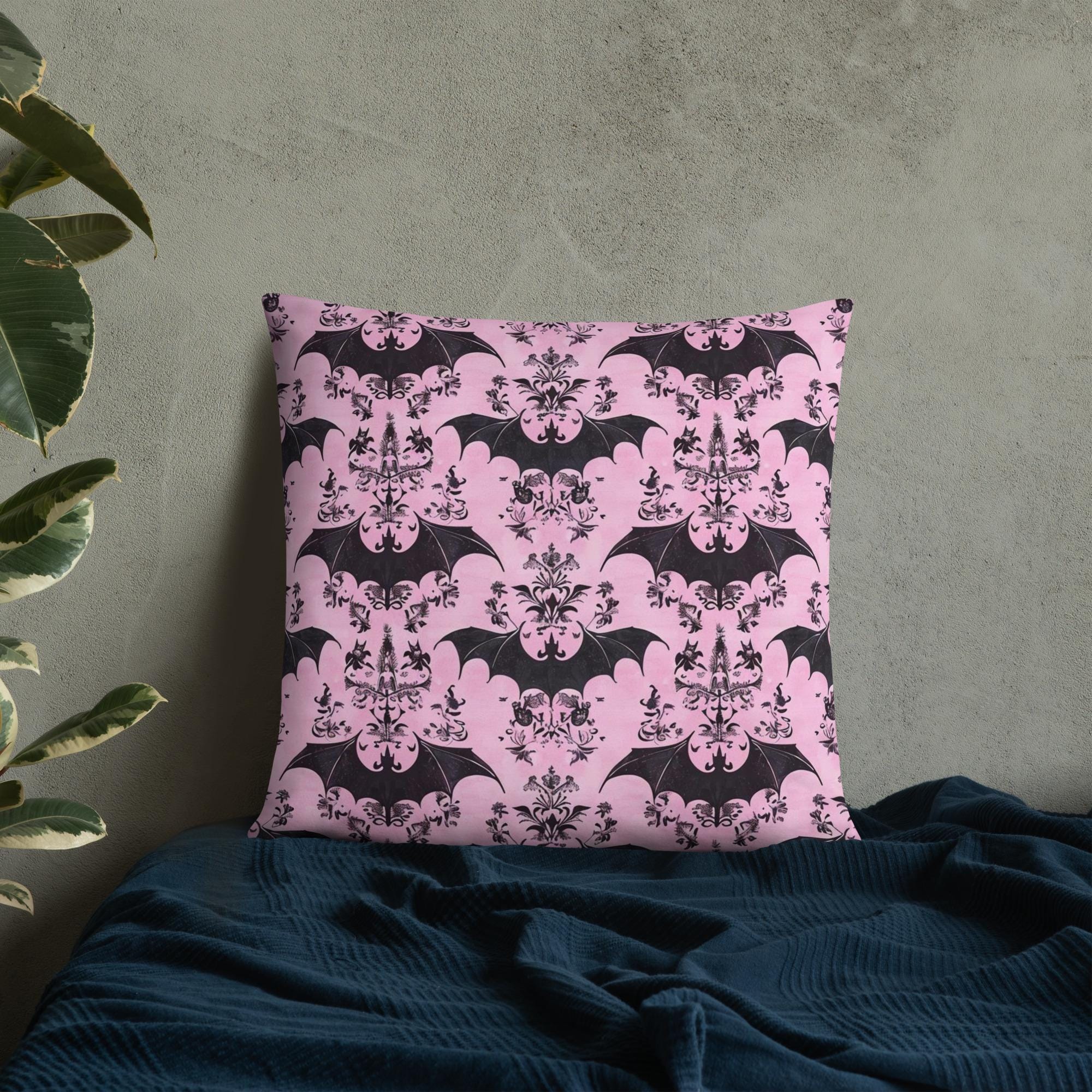 Pastel Goth Fledermaus Kissen - Pinkes Kissen - Gothic Homeware - Gothic Kissen